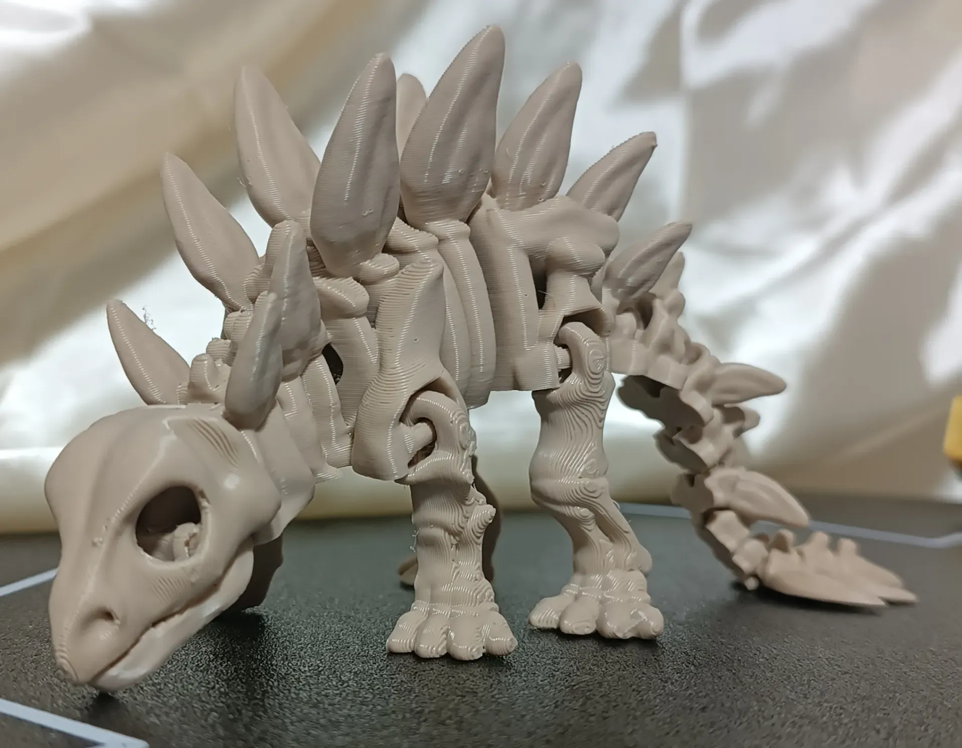 [B] Stegosaurio - gran